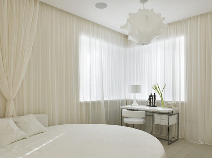 tulle bianco in camera da letto