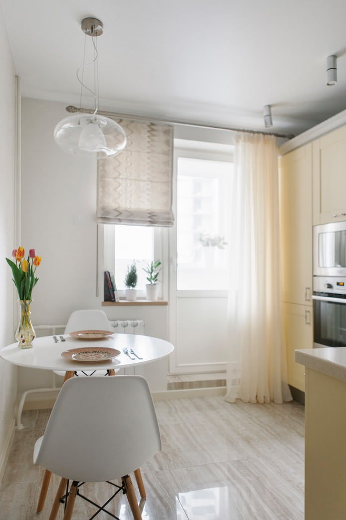 Tenda alla romana e tulle in cucina