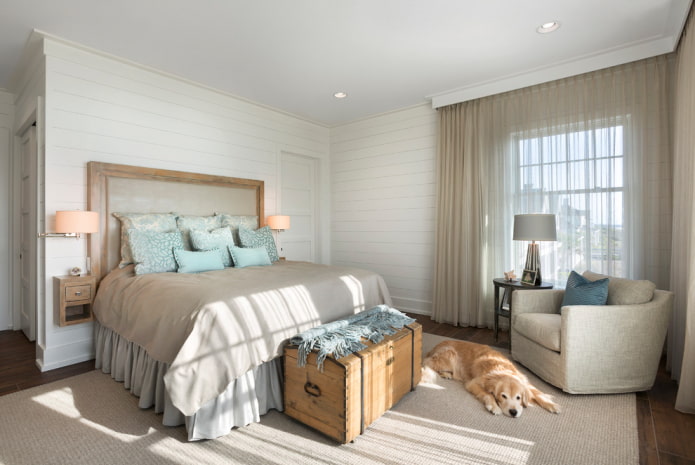 tende lunghe nell'interno della camera da letto