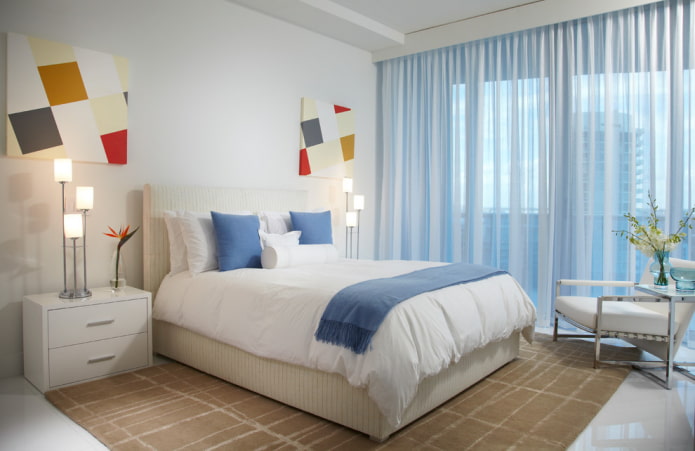 tende blu nell'arredamento della camera da letto