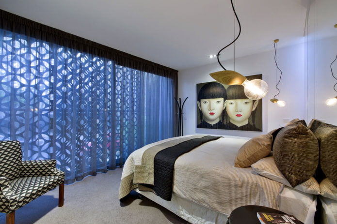 tende lunghe nell'interno della camera da letto