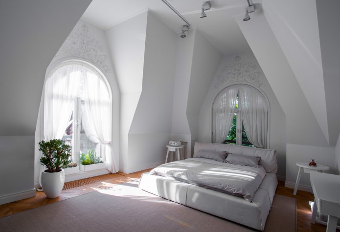 tende su finestre ad arco in camera da letto