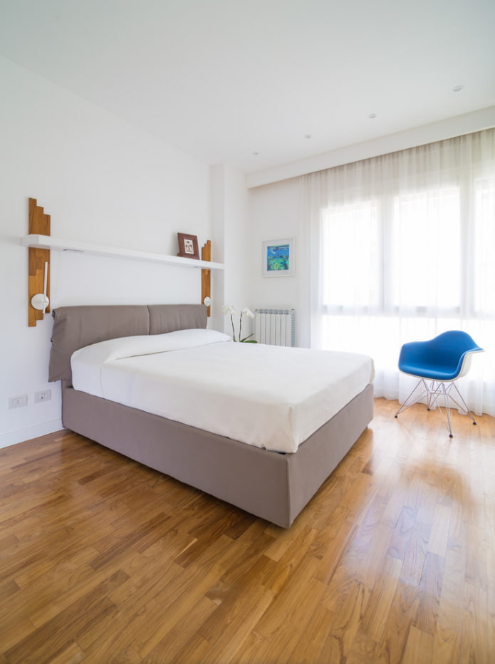 tende bianche nell'interno della camera da letto