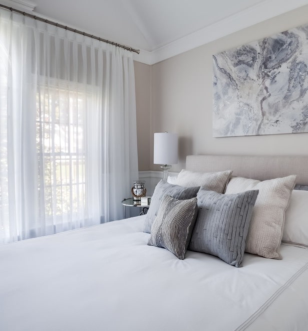 tende bianche nell'interno della camera da letto