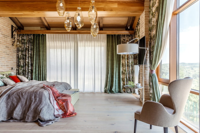 tende con drappeggi nell'interno della camera da letto
