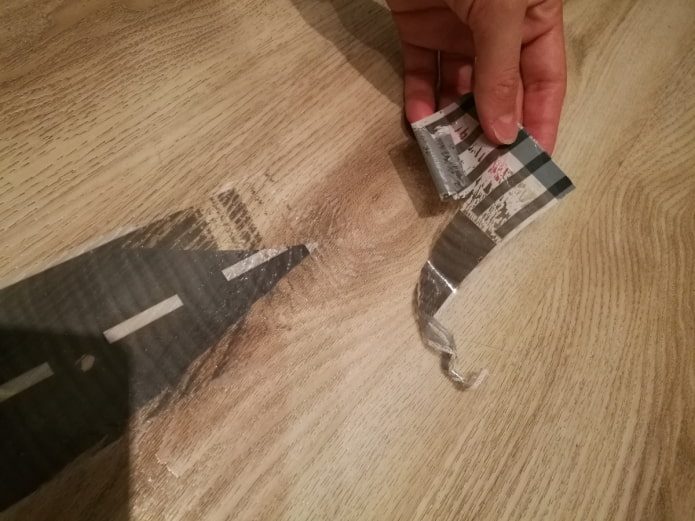residui di nastro adesivo sul laminato