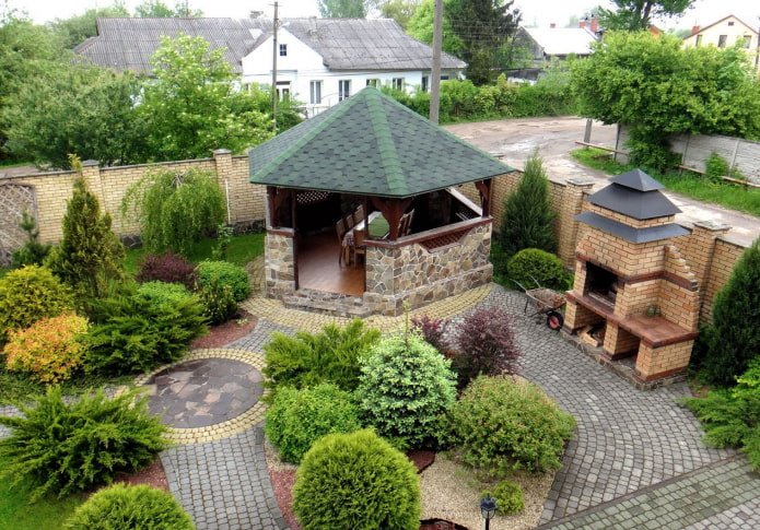 gazebo in pietra e stufa nella dacia
