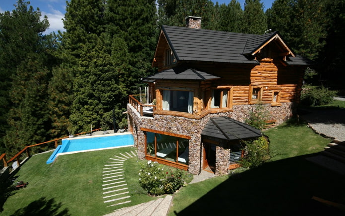 casa in legno con piscina in pianura