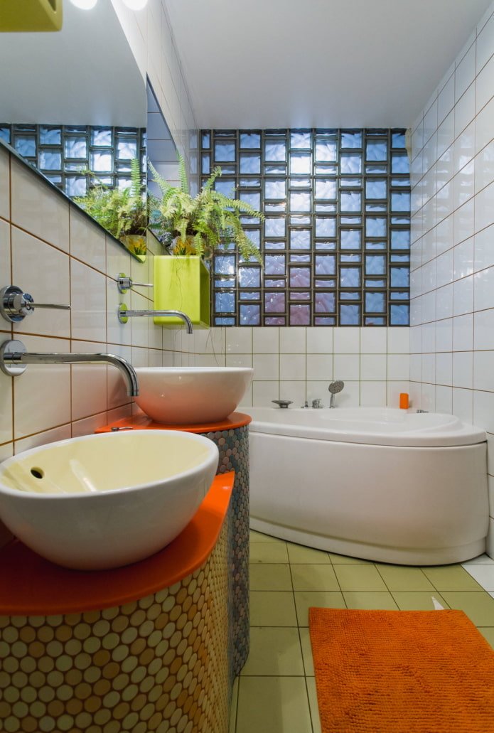 Bagno piccolo luminoso