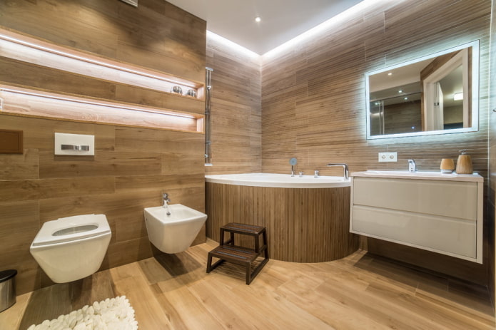 interno di un ampio bagno con una vasca angolare in acrilico