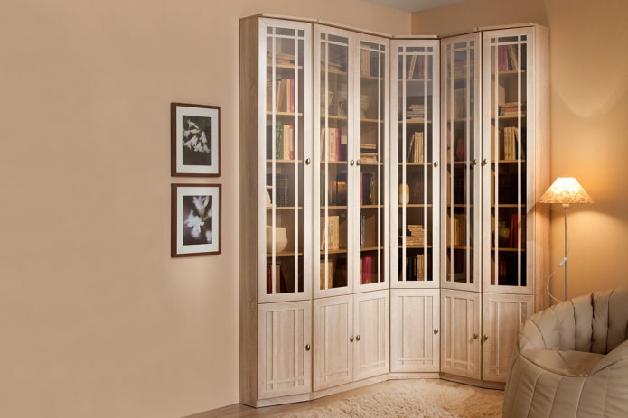 mobile angolare per libri nell'ingresso interno