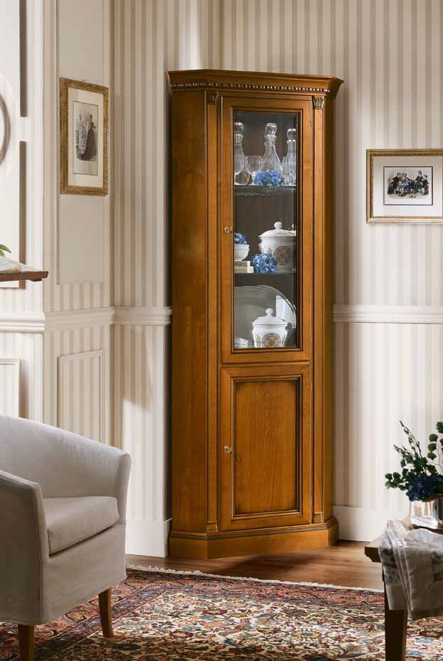 credenza angolare per stoviglie all'interno dell'ingresso