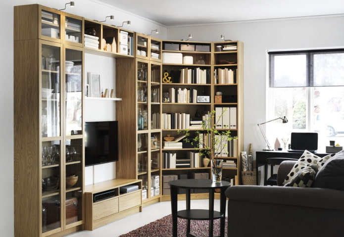 credenza angolare per libri all'interno dell'ingresso