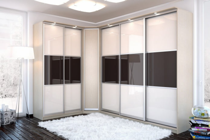 armadio ad angolo all'interno dell'ingresso