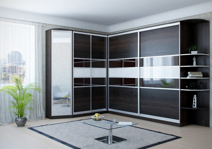 armadio ad angolo all'interno dell'ingresso