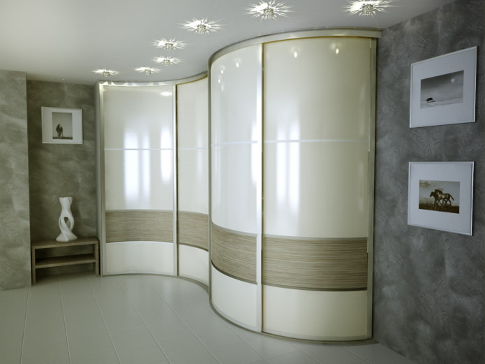 armadio ad angolo all'interno dell'ingresso