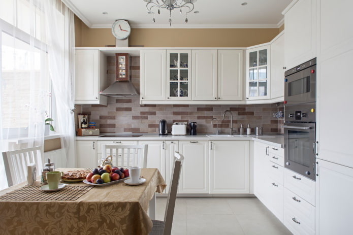 set d'angolo all'interno di una piccola cucina