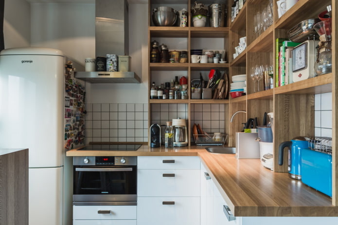 sistemi di stoccaggio all'interno della cucina a forma di angolo