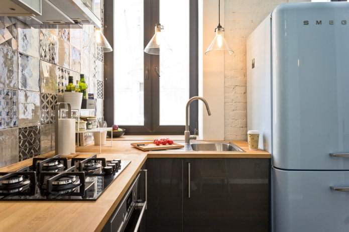 lavello in una piccola cucina ad angolo