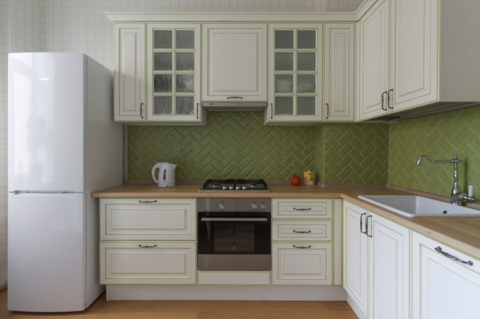 mobile angolare all'interno di una piccola cucina