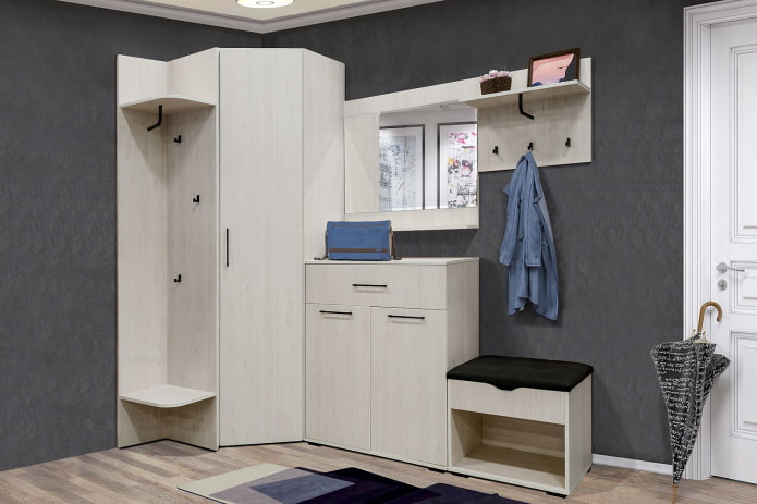 interno del corridoio con un armadio ad angolo in truciolare laminato