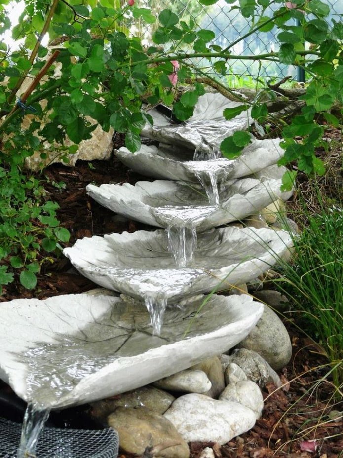 Fontana in foglie di cemento