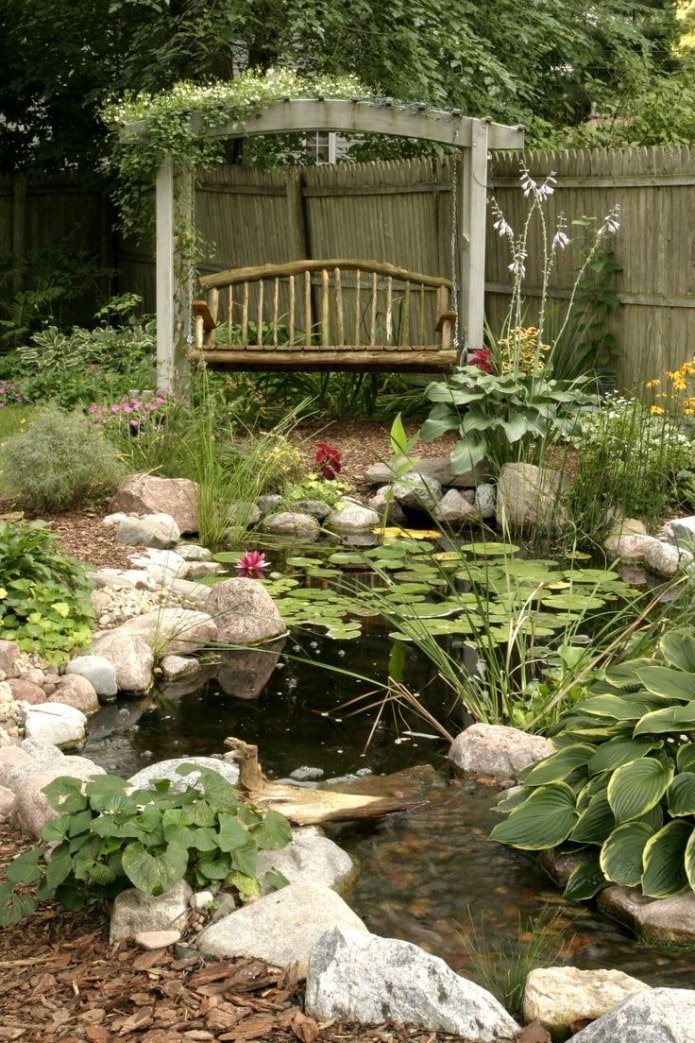 Accogliente giardino con stagno