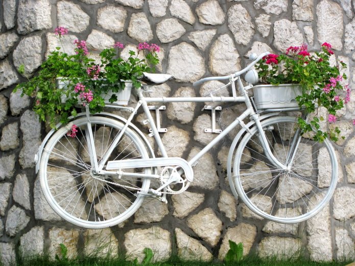 Bicicletta-vaso di fiori sul muro