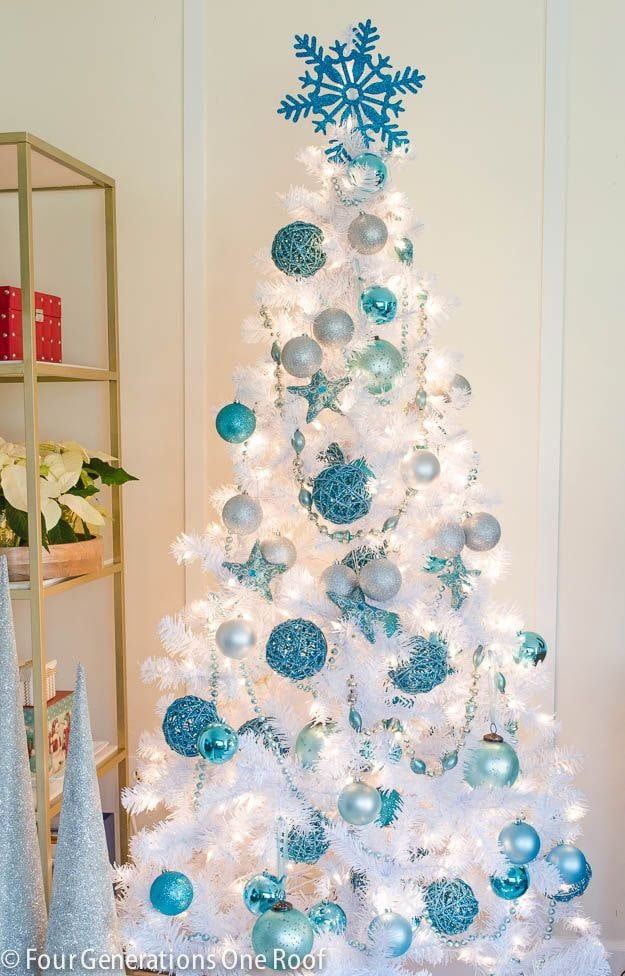 Abete bianco con decorazioni blu