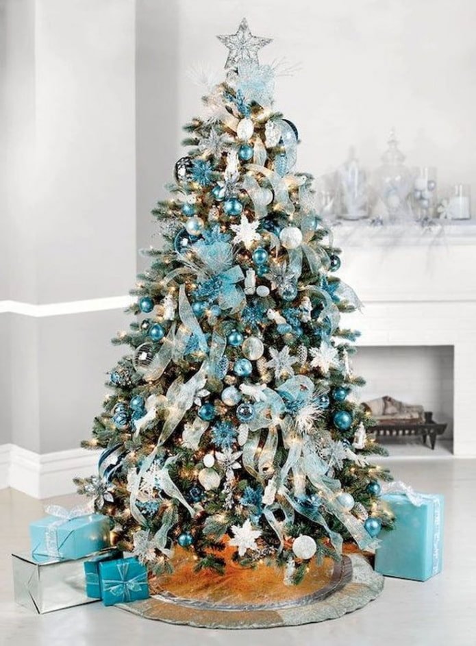 Decorazioni blu e luci calde