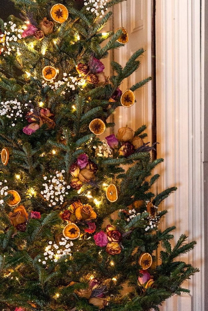 Albero di Natale con fiori secchi