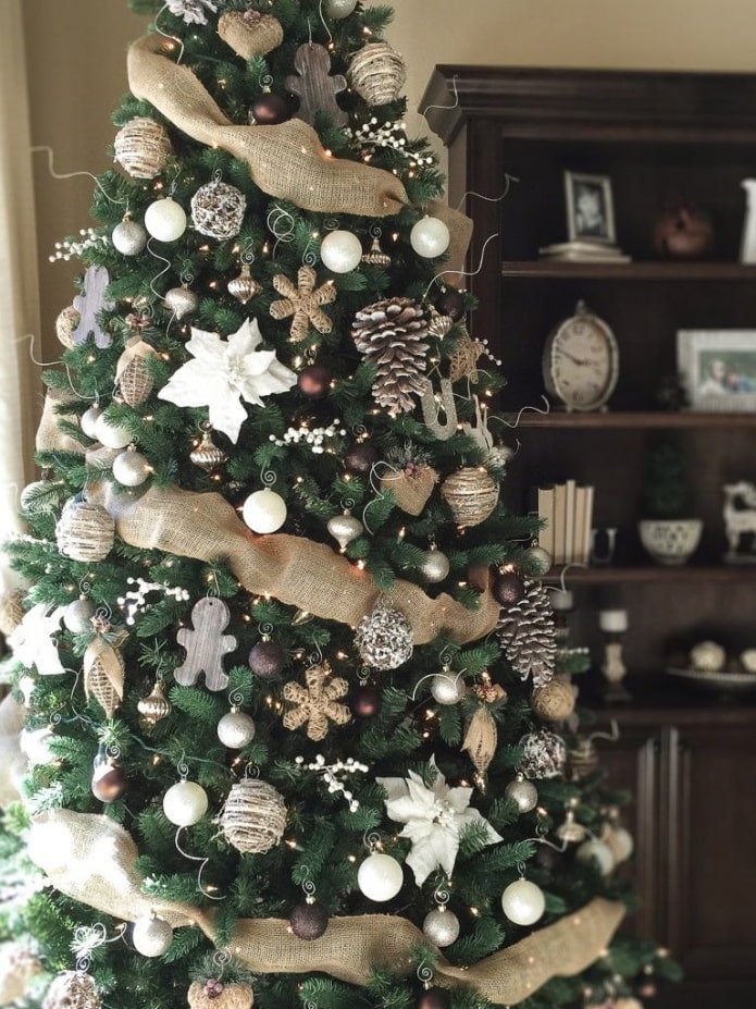 Albero di Natale nei toni del marrone