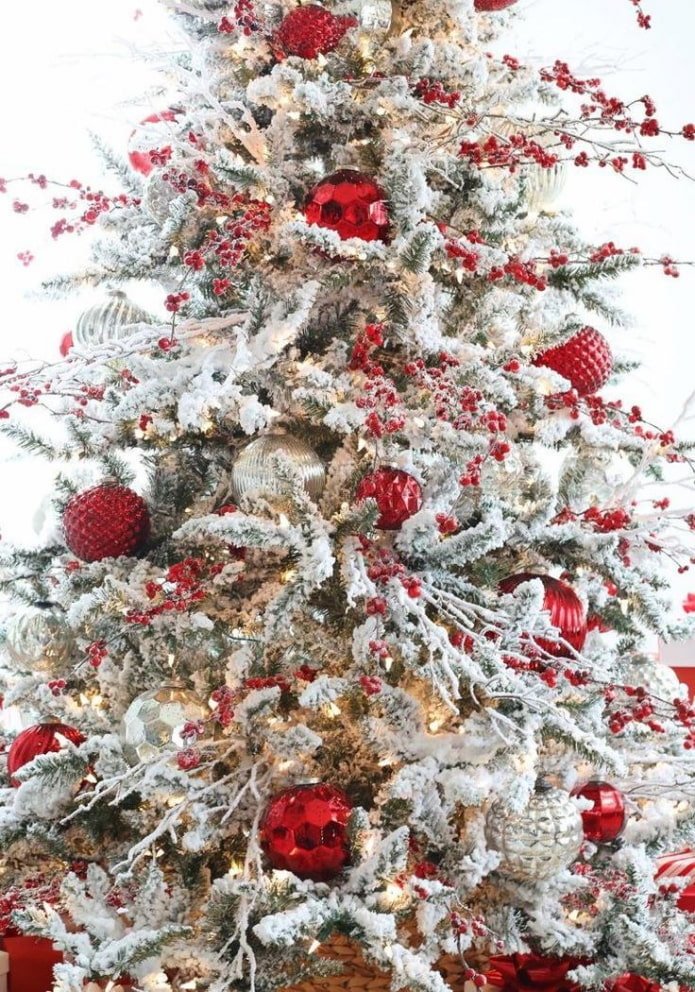 Albero di Natale con rami di bacche