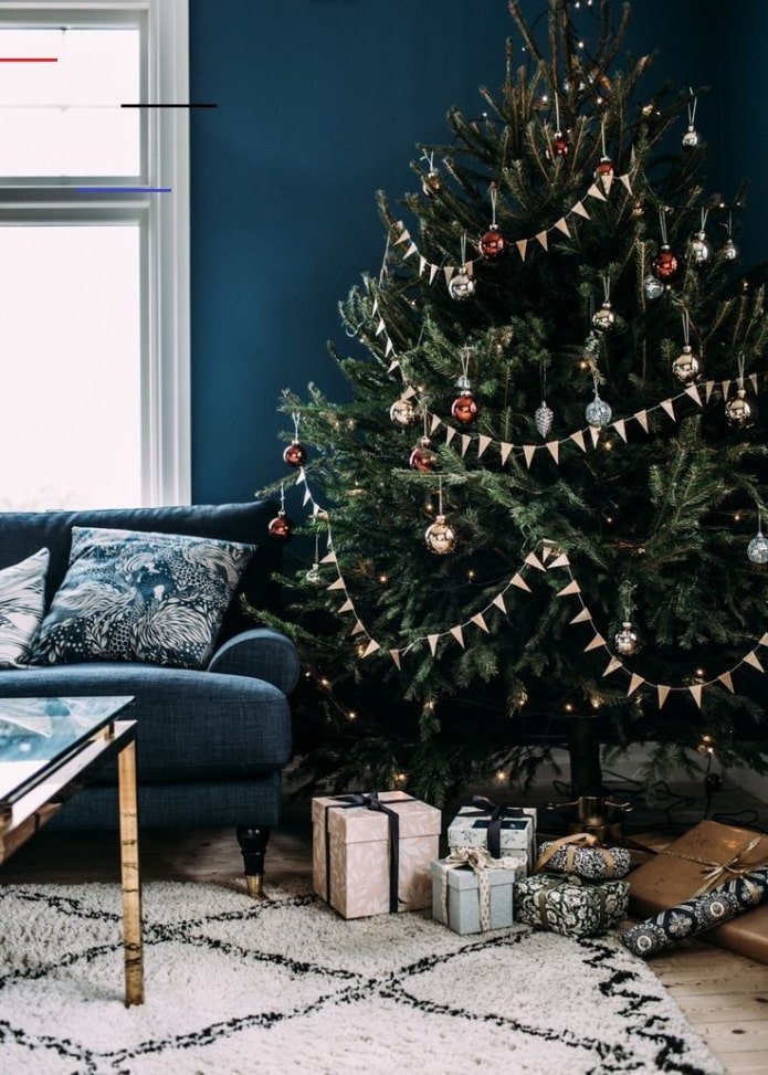 Un albero di Natale rigoglioso, pochi giocattoli
