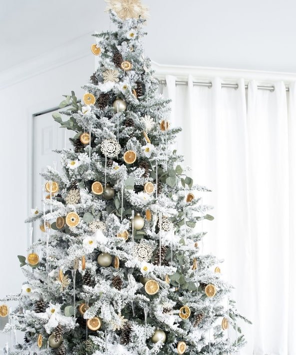 Albero di Natale in stile ecologico nella neve