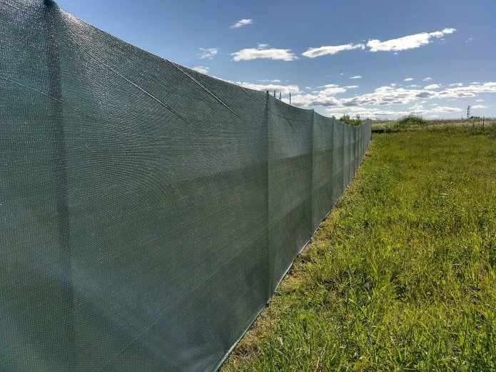 rete ombreggiante su recinzione a maglie sciolte