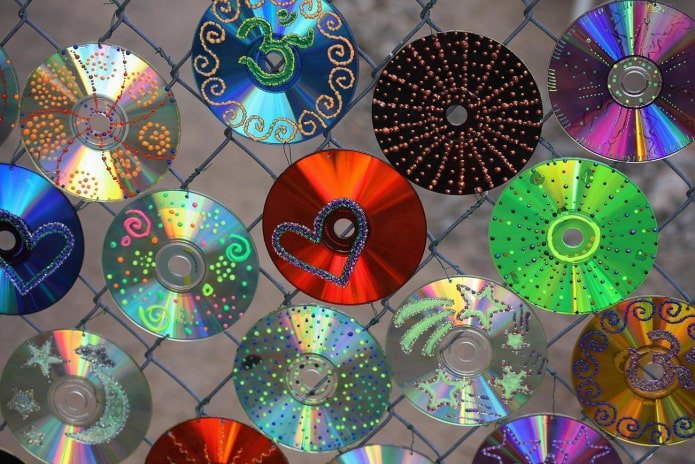 compact disc su una rete metallica