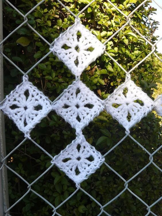 punto croce su una recinzione a maglie di catena