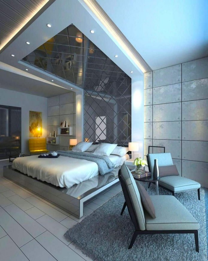 soffitto a specchio con illuminazione sopra il letto