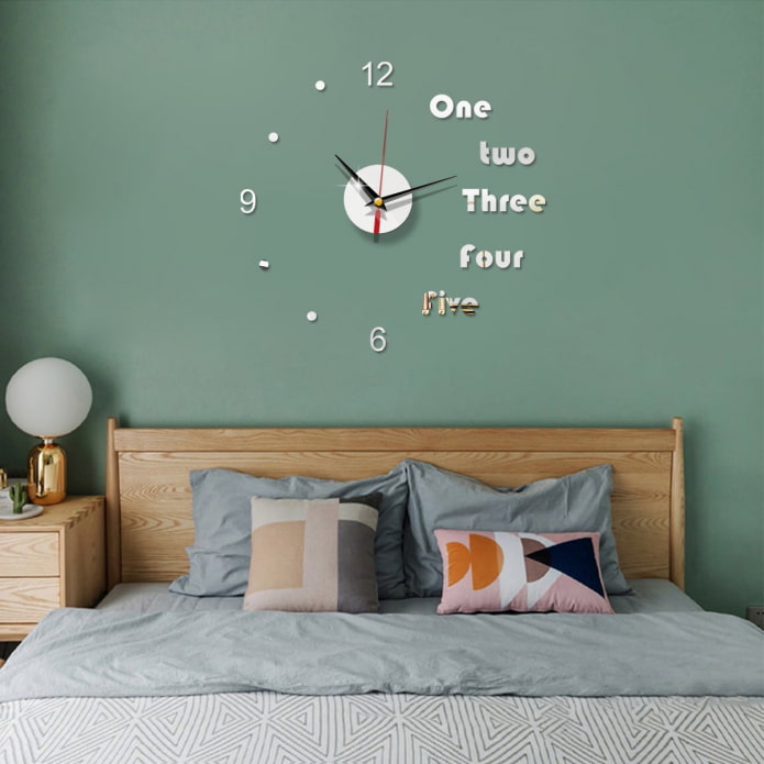 orologio insolito sopra il letto