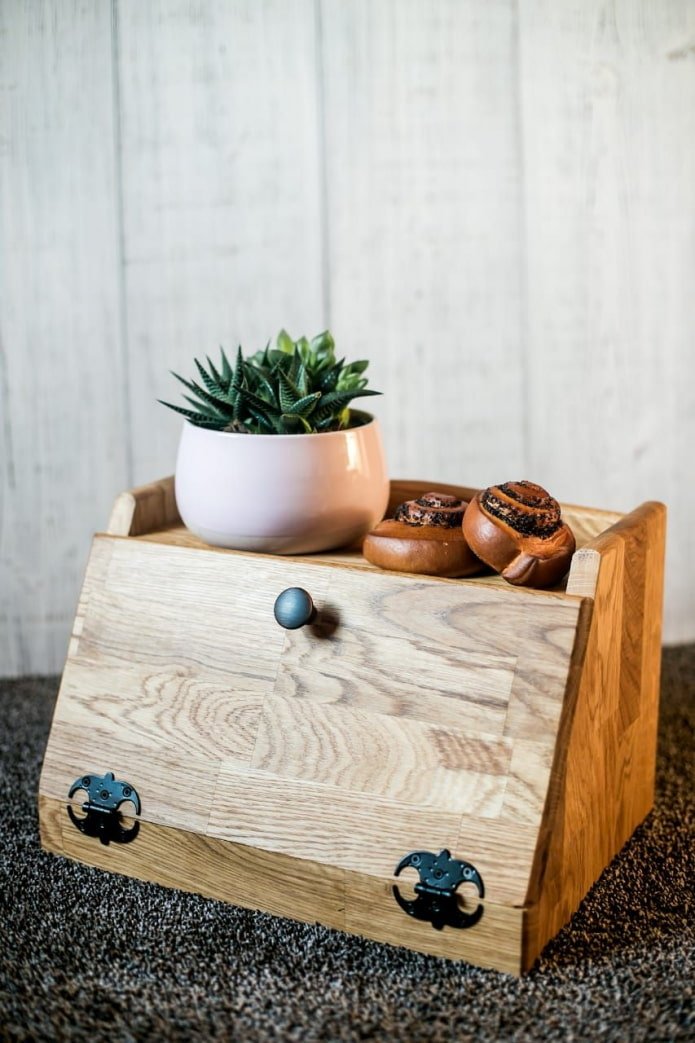 Portapane in legno con ripiano