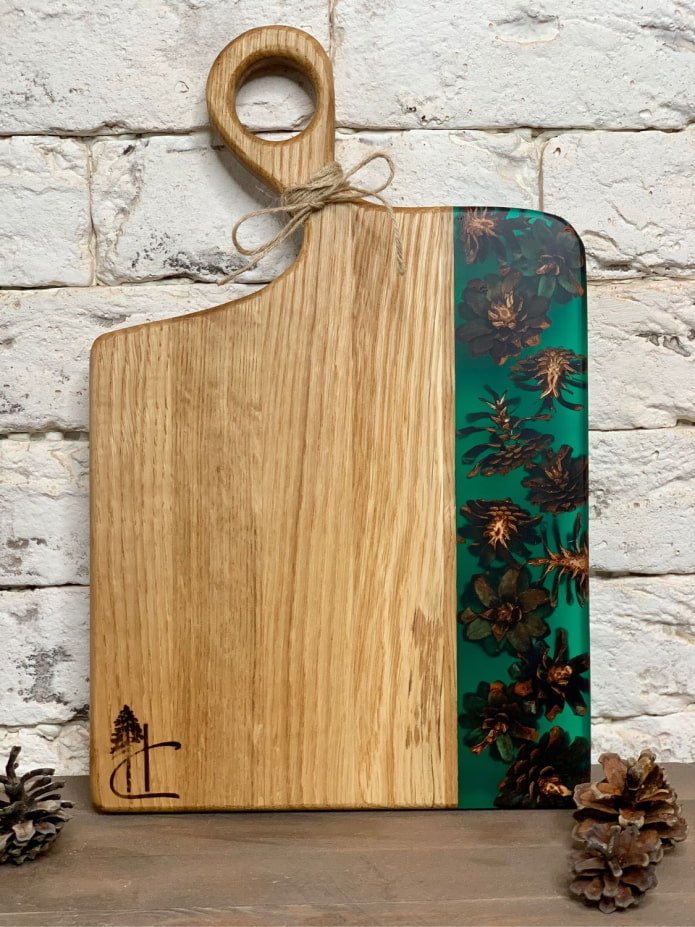 Tagliere con pigne