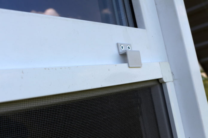 come installare una zanzariera negli angoli