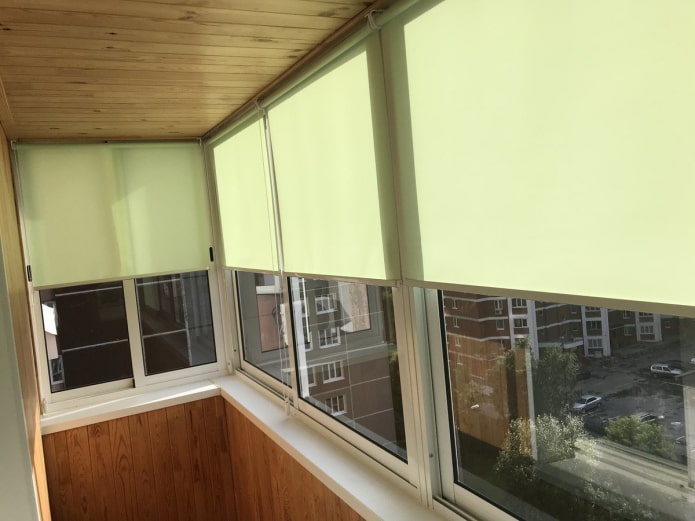 tenda avvolgibile su un balcone con finestre scorrevoli