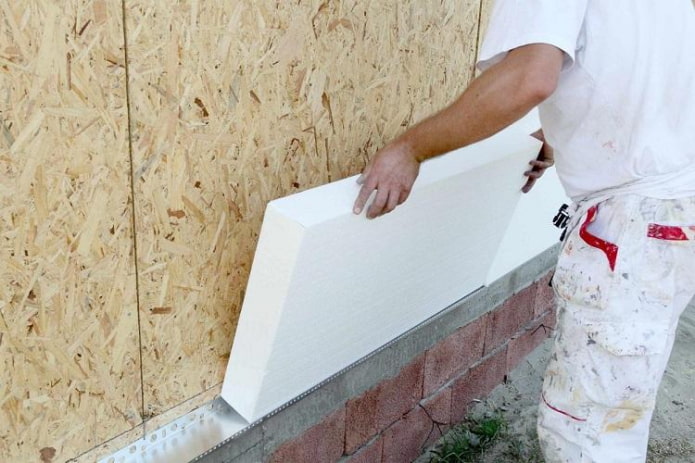 Isolamento della casa con schiuma