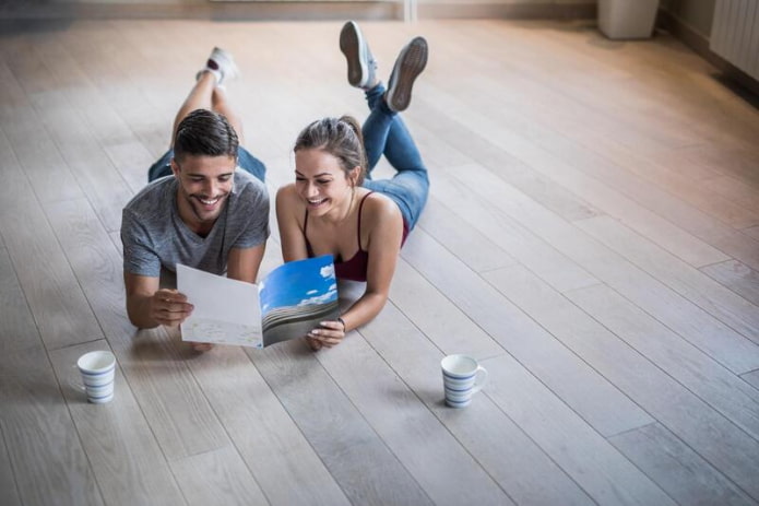 uomo e donna che guardano un catalogo