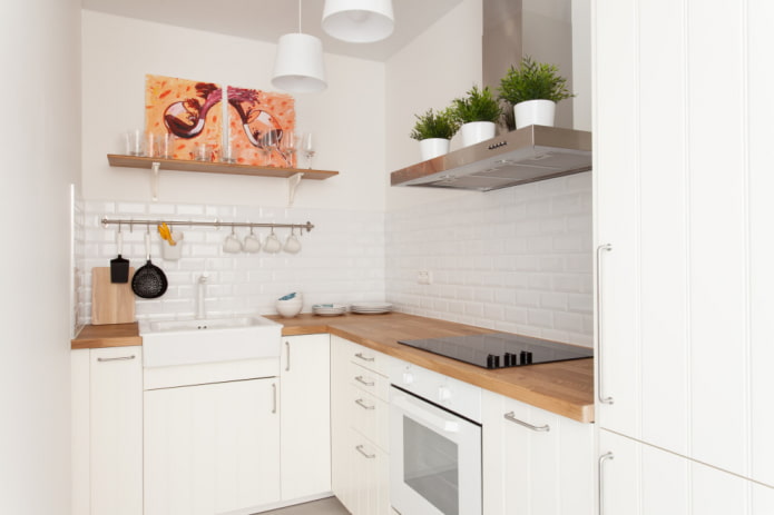 Ordine in una cucina bianca