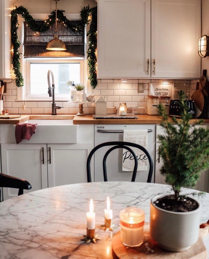 Ghirlande e candele in cucina