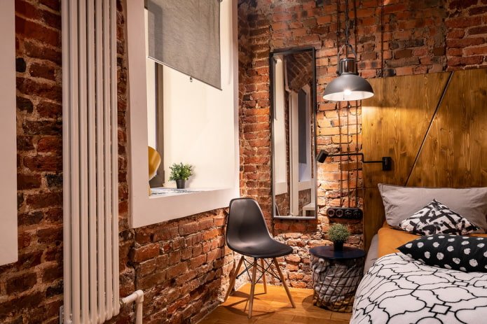 Lampada a sospensione in una camera da letto soppalcata
