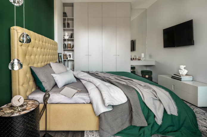 Un armadio a muro in camera da letto
